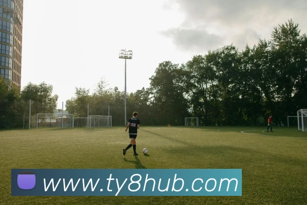 哈兰德社交媒体分享英伦风格穿搭绿色帽子搭配马甲尽显绅士魅力